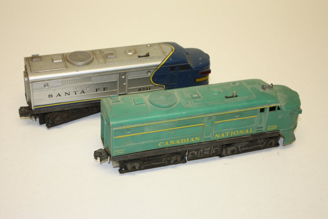 LOT OF TWO VINTAGE LIONEL ALCO FA DIESEL ENGINES, CANADIAN NATIONAL 228 AND SANTA FE 8351