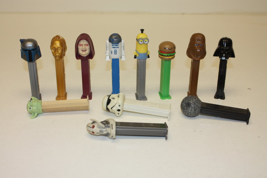 LARGE LOT OF 10 VINTAGE PEZ DISPENSERS, YODA, R2D2 AND MORE!