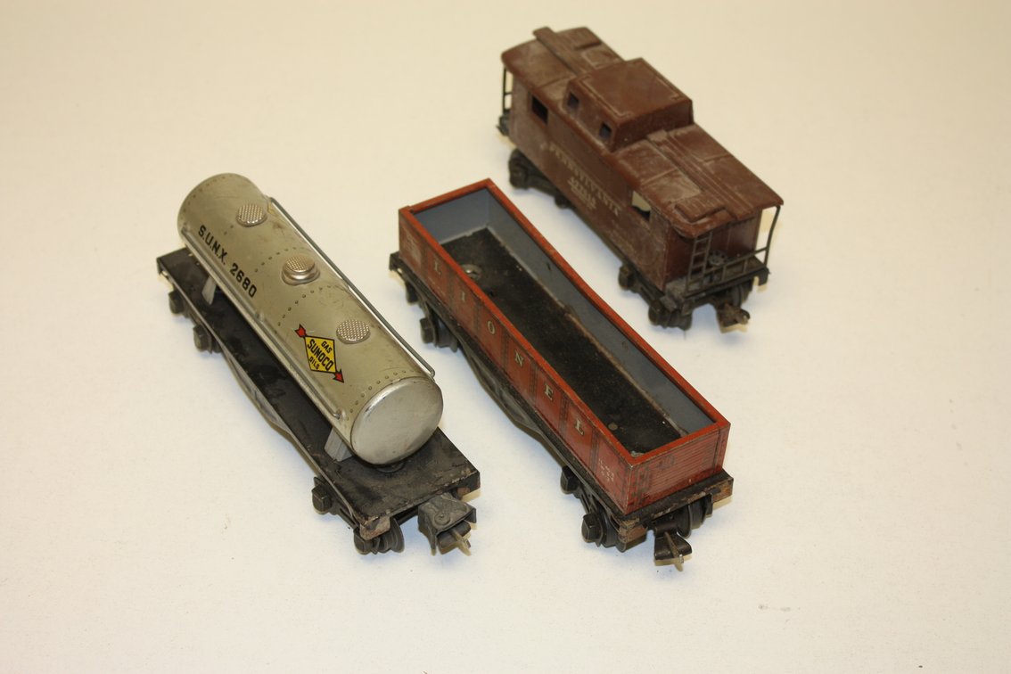 LOT OF THREE VINTAGE LIONEL PRE-WAR MODEL TRAIN CARS, PENNSYLVANIA 477618 S.U.N.X. 2680, LL2677