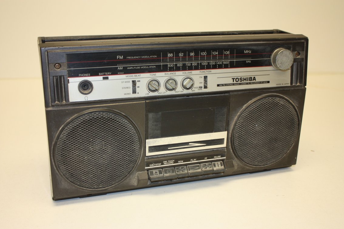 VINTAGE TOSHIBA PORTABLE RADIO BOOMBOX AM/FM STEREO RADIO CASSETTE RECORDER RT-6015 WITH POWER CORD