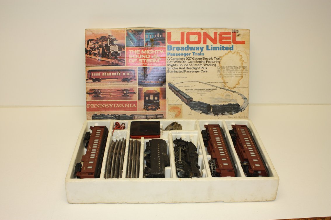 VINTAGE LIONEL BROADWAY LIMITED TRAIN SET, WITH PENNSYLVANIA STEAM ENGINE AND PASSENGER CARS IN BOX