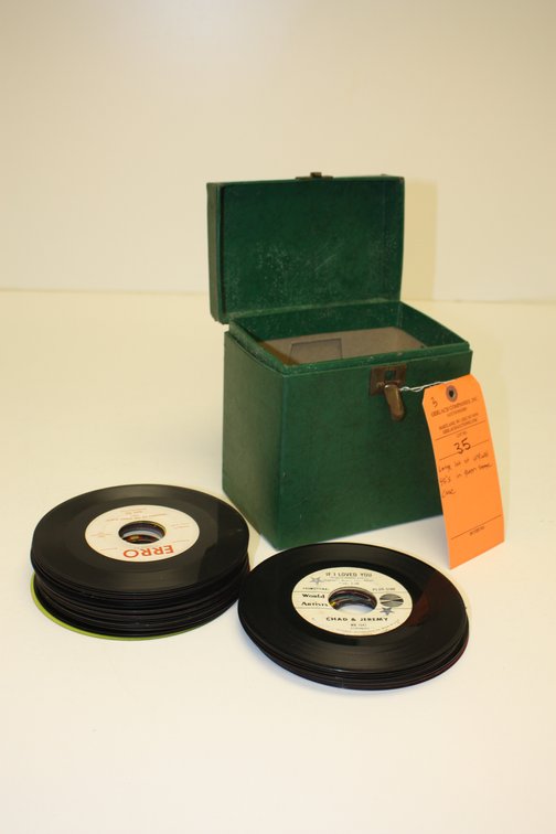 LARGE LOT OF UNPICKED 45 RPM VINYL IN GREEN STORAGE CASE