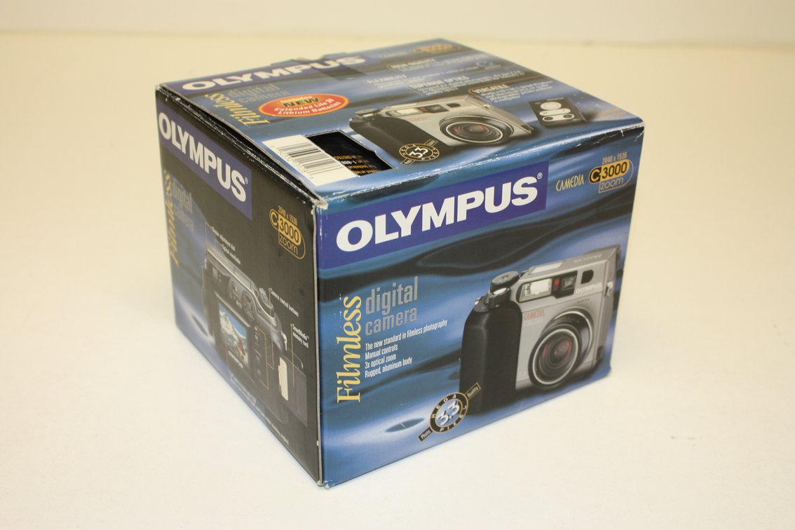 VINTAGE OLYMPUS CAMEDIA C3000 DIGITAL CAMERA IN BOX WITH MANUALS