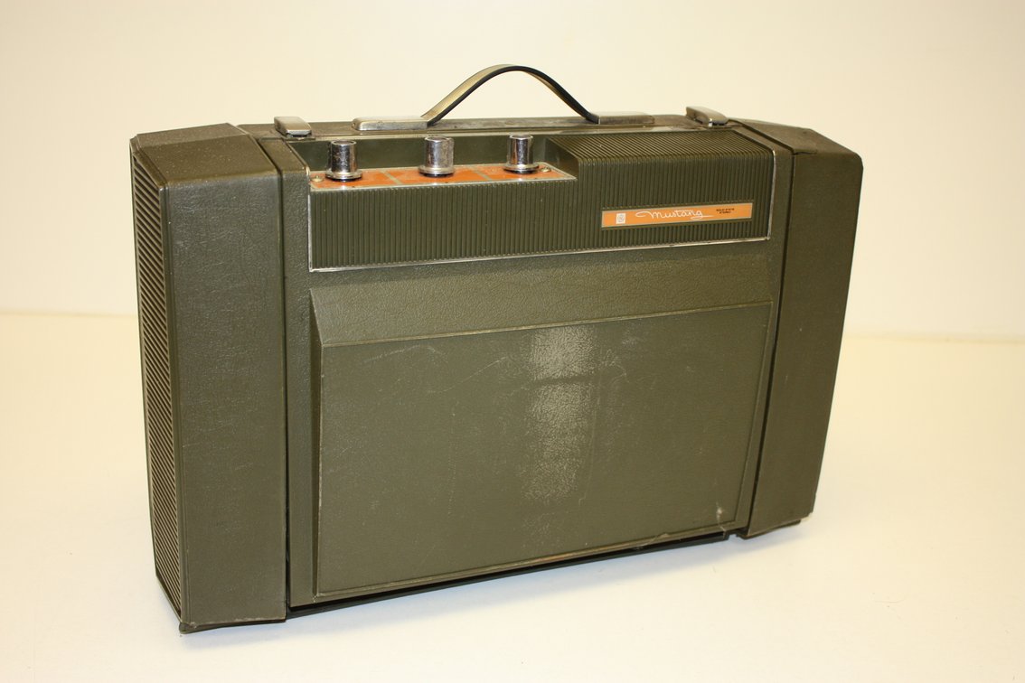 VINTAGE GENERAL ELECTRIC MUSTANG SOLID STATE PORTABLE RECORD PLAYER WITH SPEAKERS MODEL 200