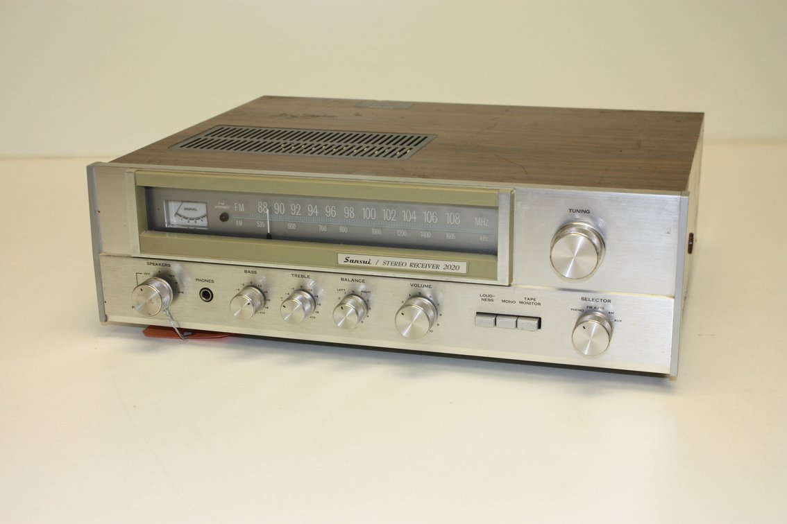 SCARCE VINTAGE SANSUI MODEL 2020 STEREO RECEIVER