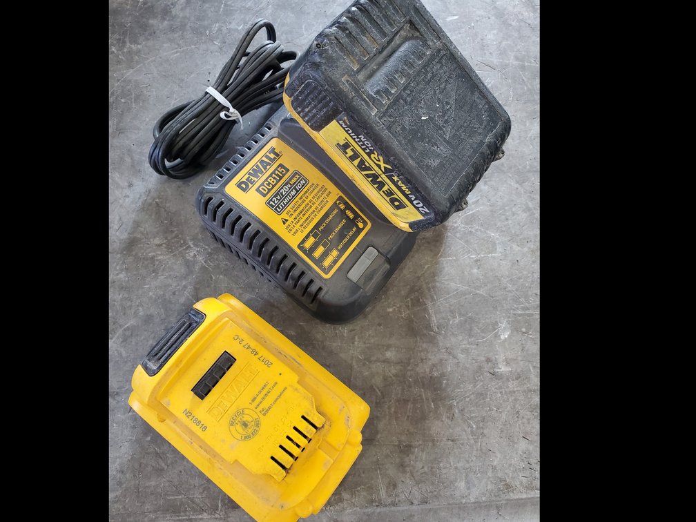 Lot 48: Dewalt 20v max batteries and charger