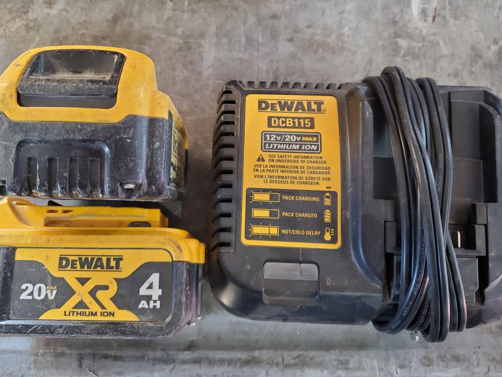 Lot 95: Dewalt 20vmax 4AH batteries and charger 
