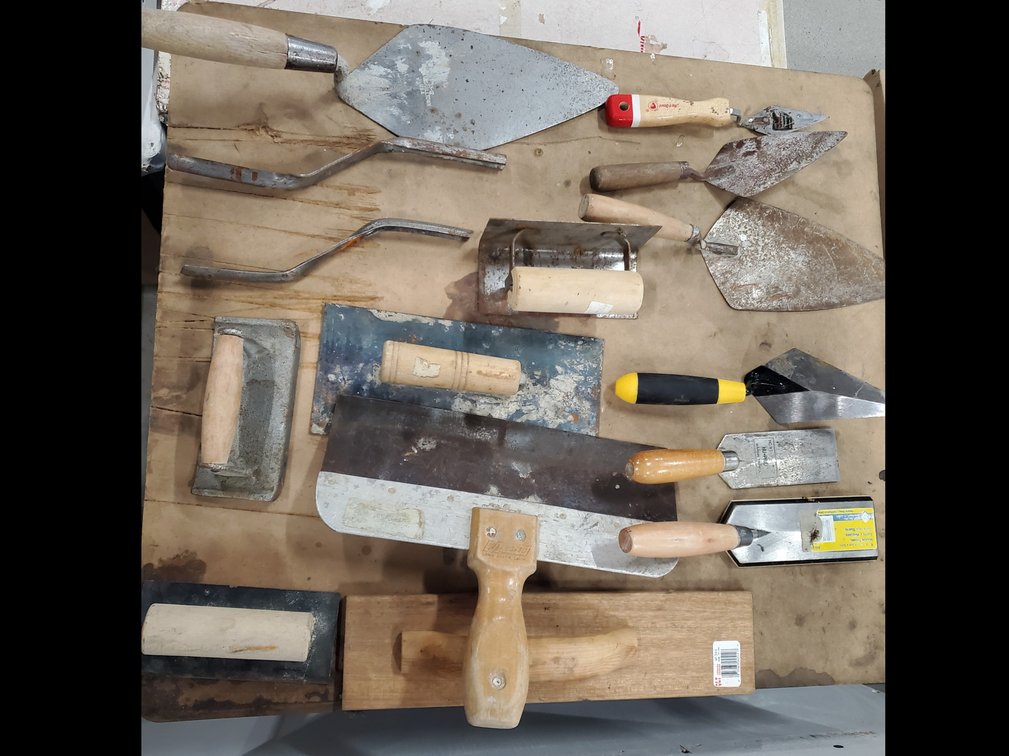 Lot 26: Cement tools 