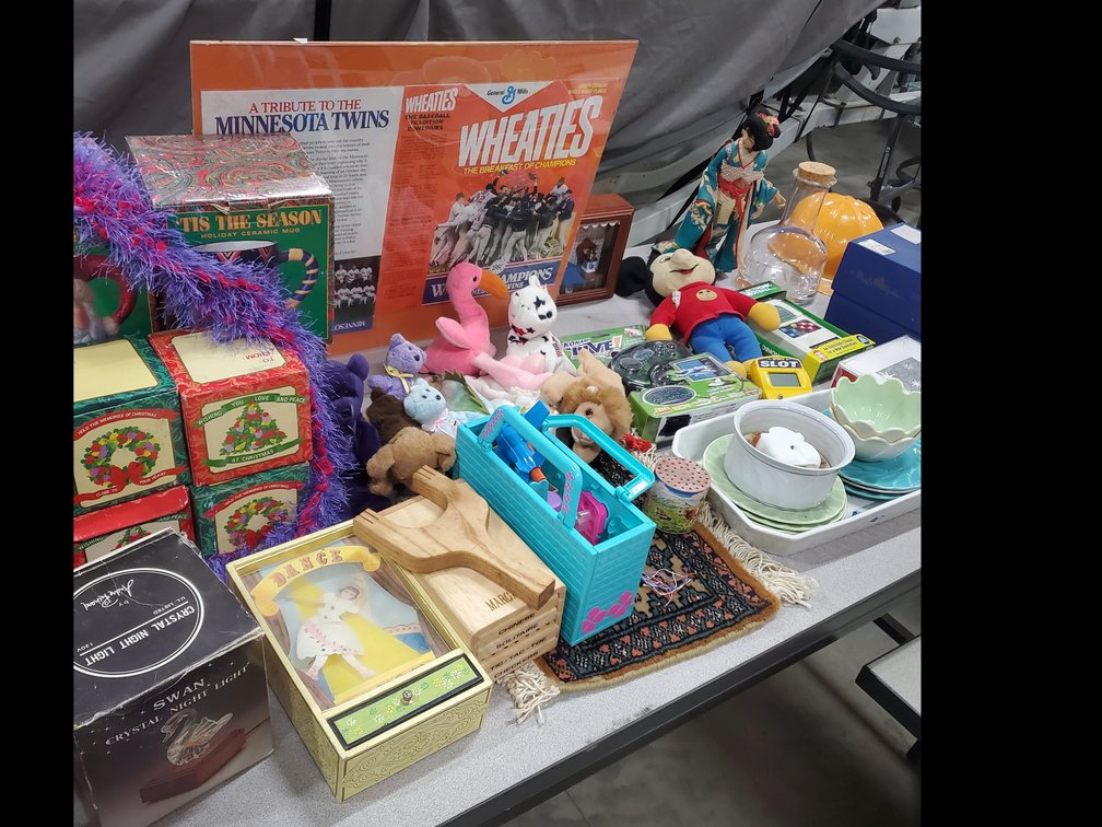 Lot 101: Table of gifts!