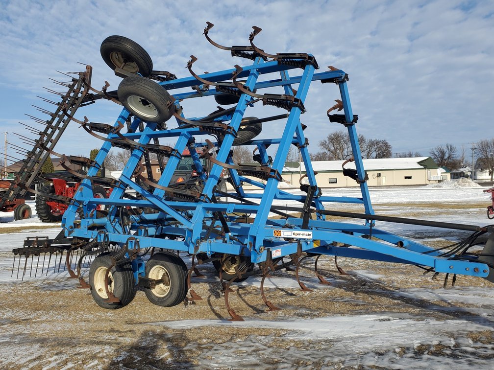 Lot 46: DMI Tiger-mate Field Cultivator