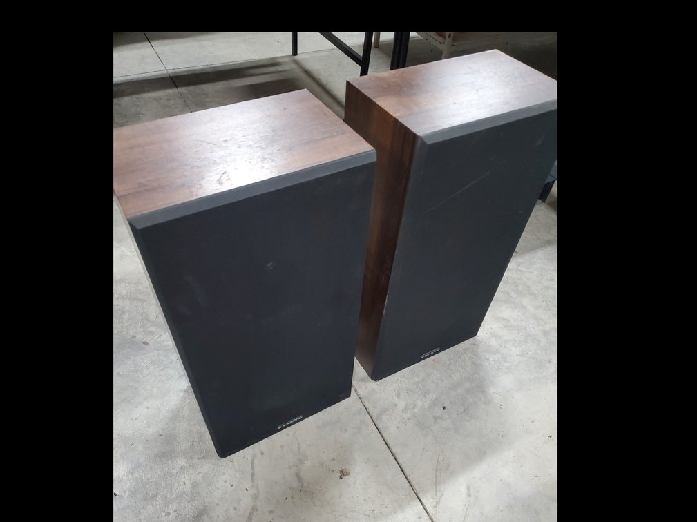 Lot 3: Speakers