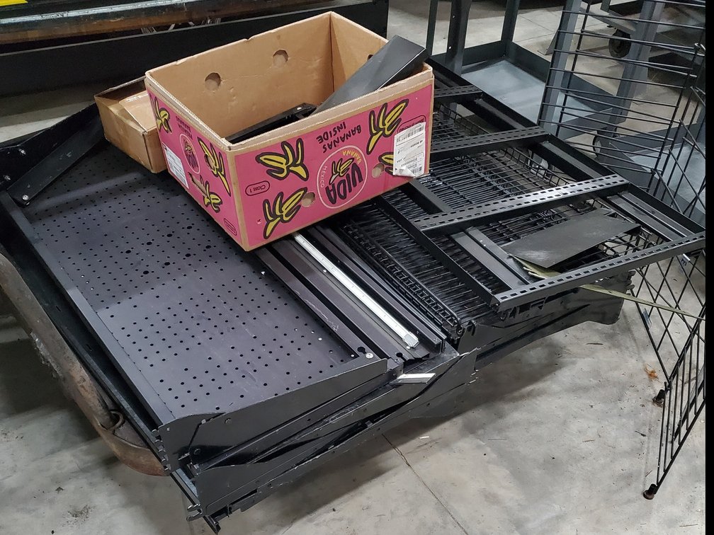 Lot 6: Shelving,wire display racks,metro rack