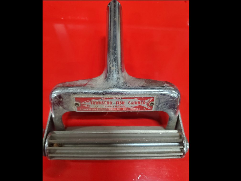 Lot 114: Fish skinner