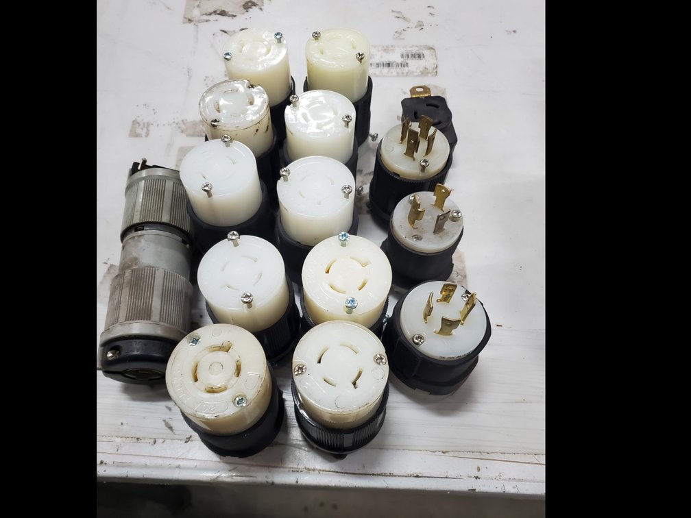 Lot 8: Twist lock electrical plugs