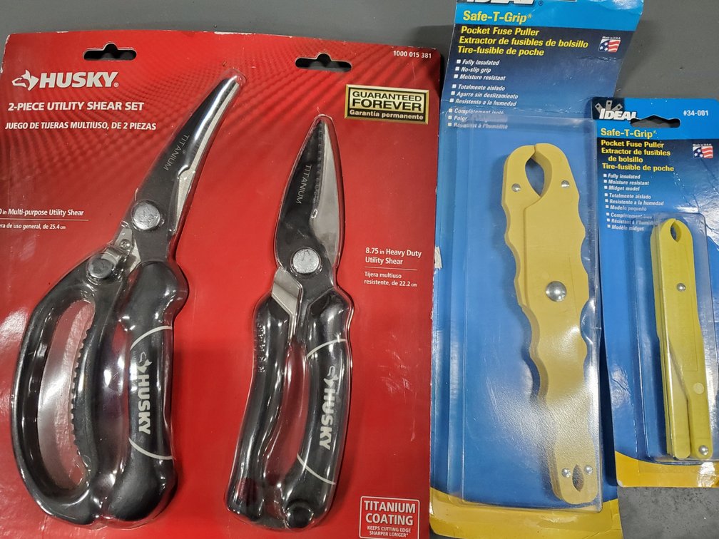 Lot 11: Shears and safe t pullers