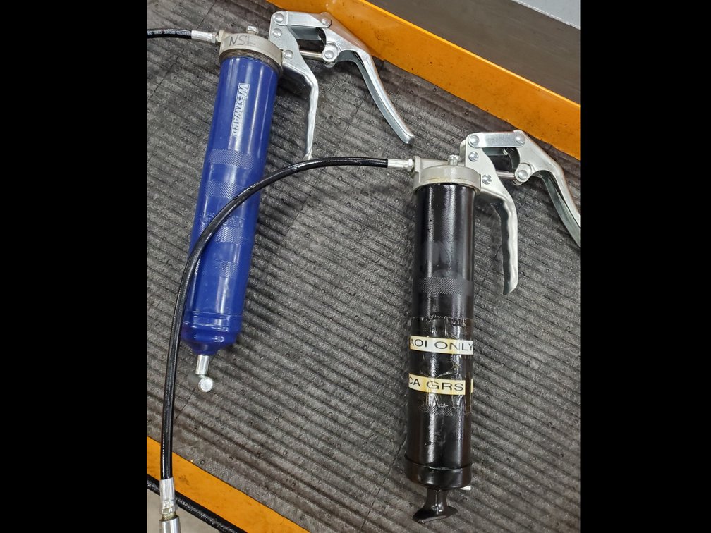 Lot 28: Grease guns