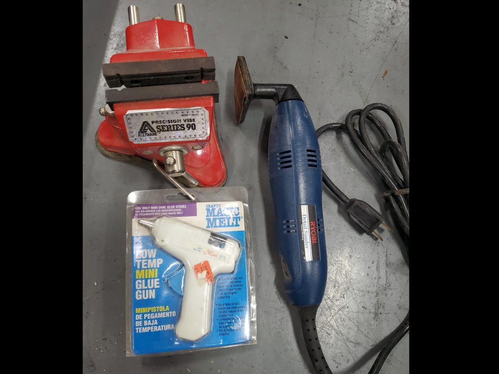 Lot 32: Mini vise,sander and glue gun
