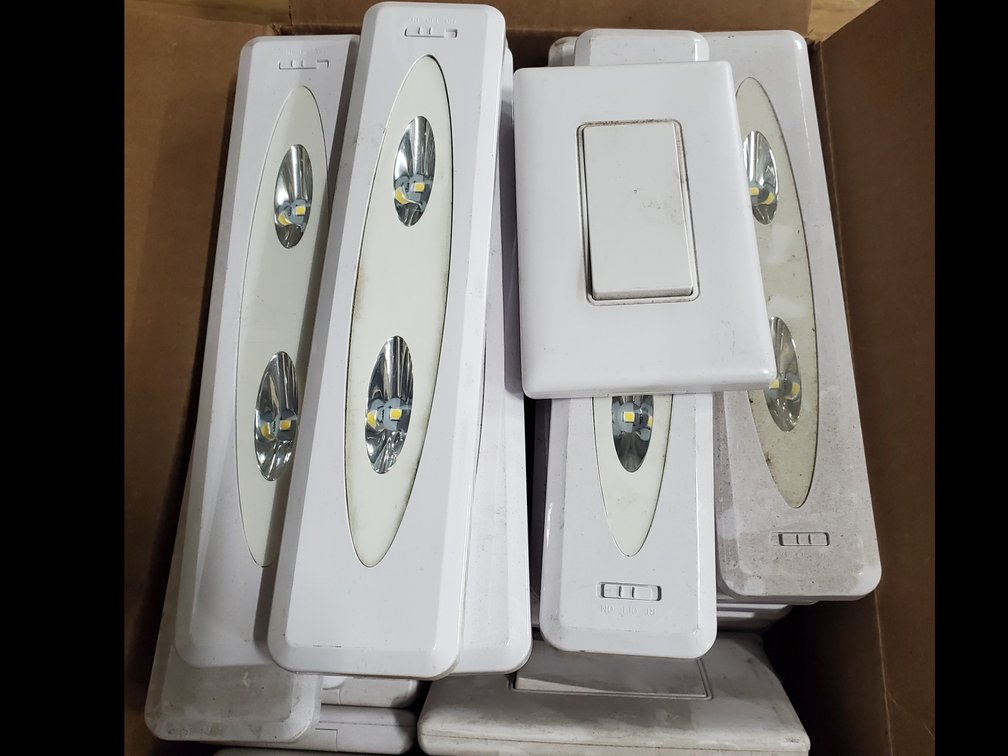 Lot 60: Led lights powered by Batteries