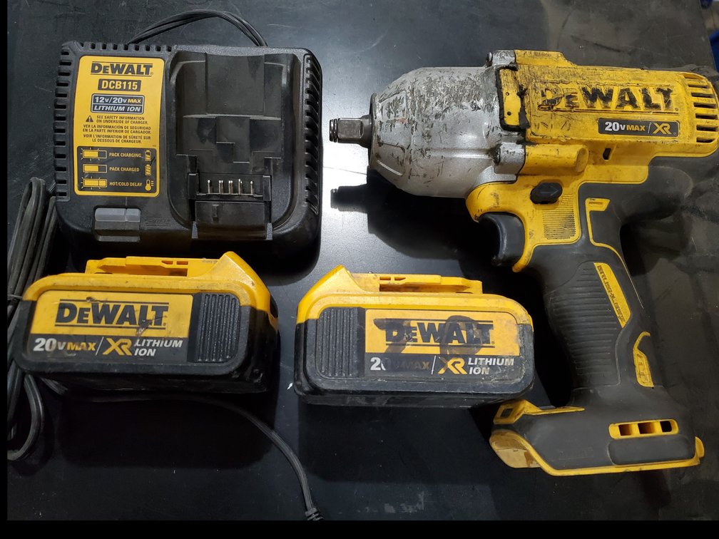 Lot 117: Dewalt 20vmax 1/2 inch impact with 2 batterys