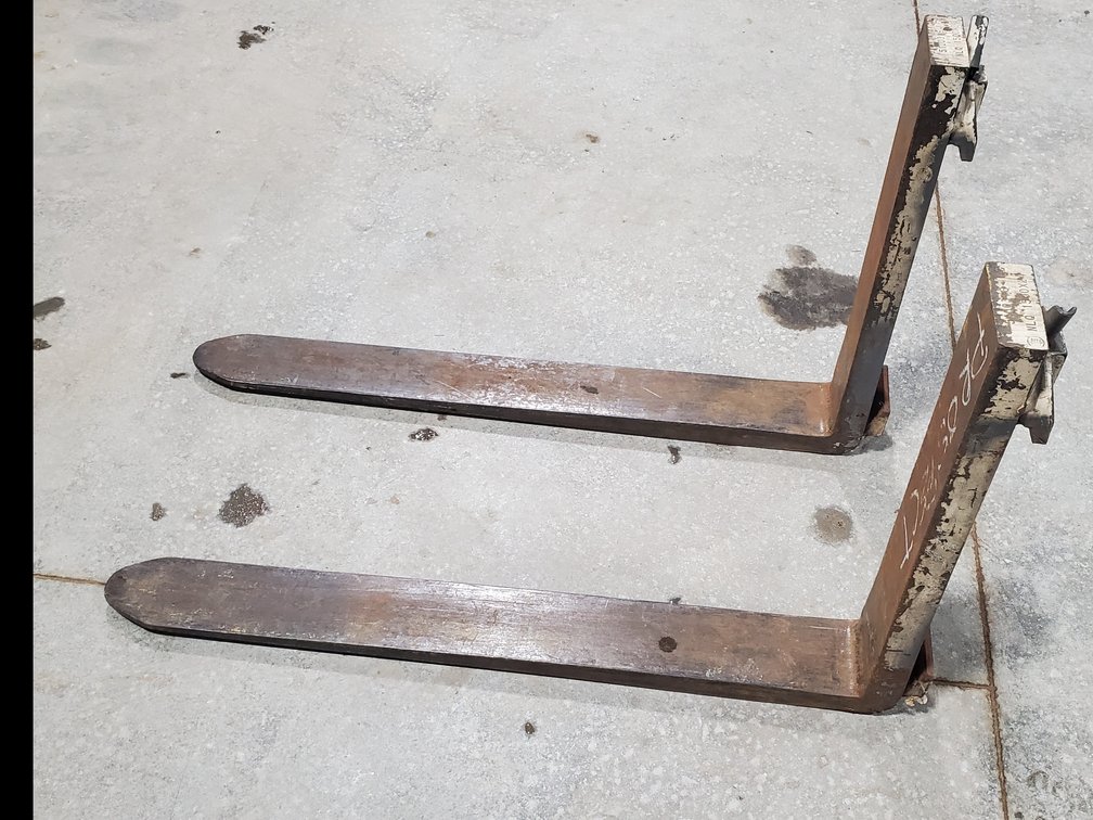 Lot 104: Pair of 36 inch pallet forks