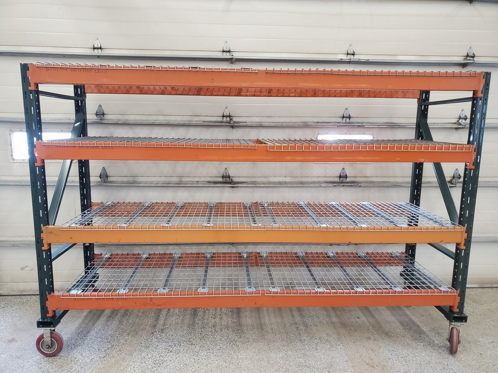 Lot 105: Mobile pallet racking