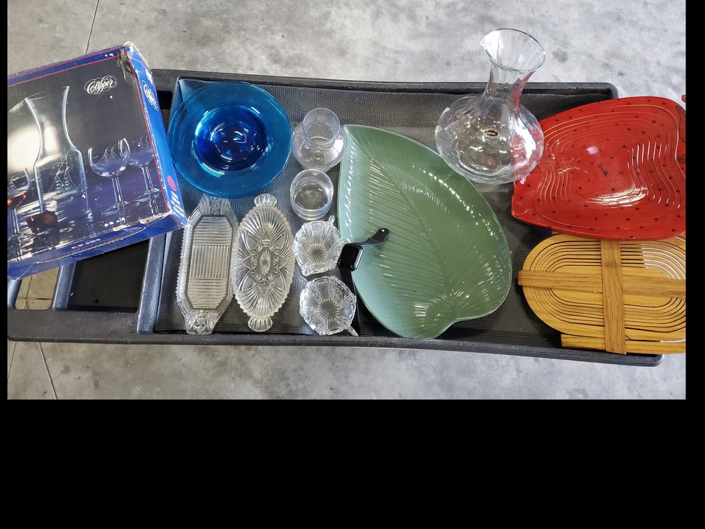 Lot 121: Glassware and decor