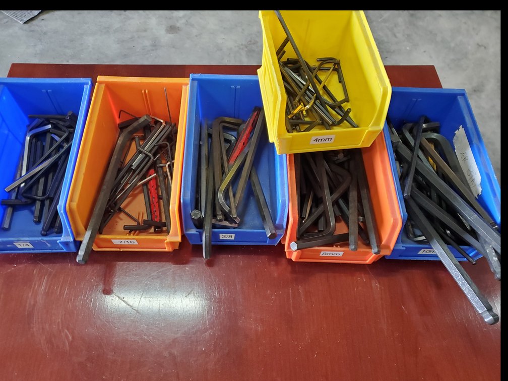 Lot 124: Assortment of allen/hex wrenches