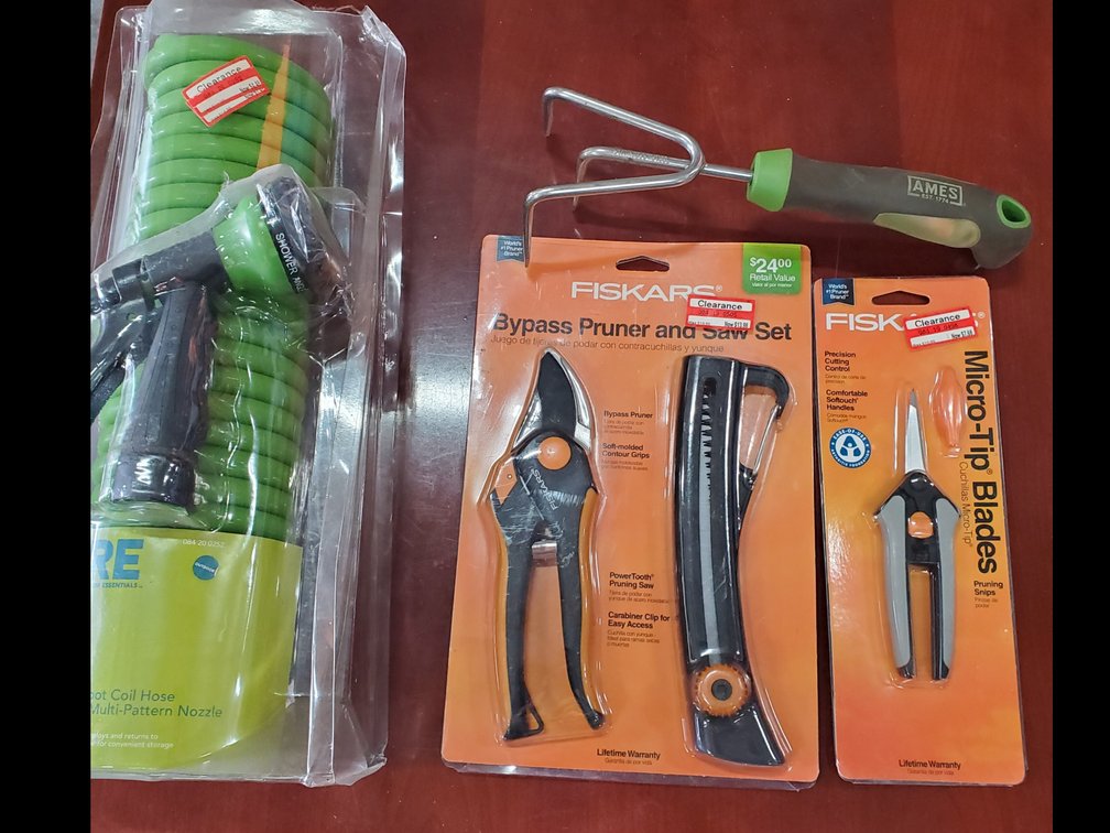 Lot 128: Gardening tools