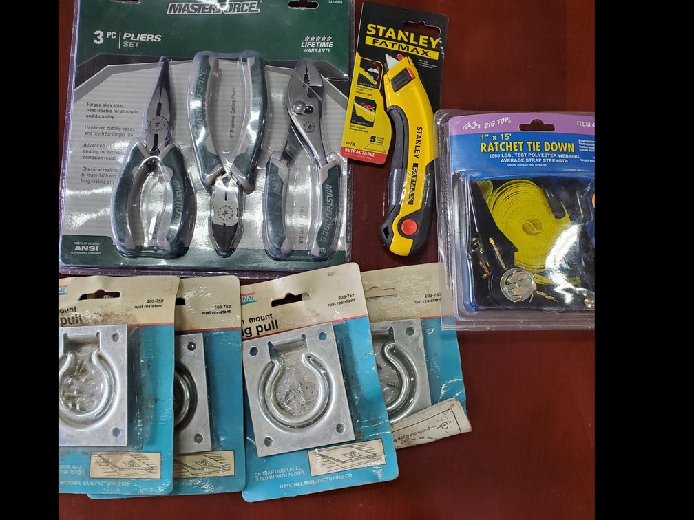 Lot 133: New hand tools,hardware and tie down