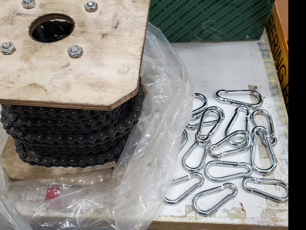 Lot 135: #40 roller chain,connecters and snap hooks