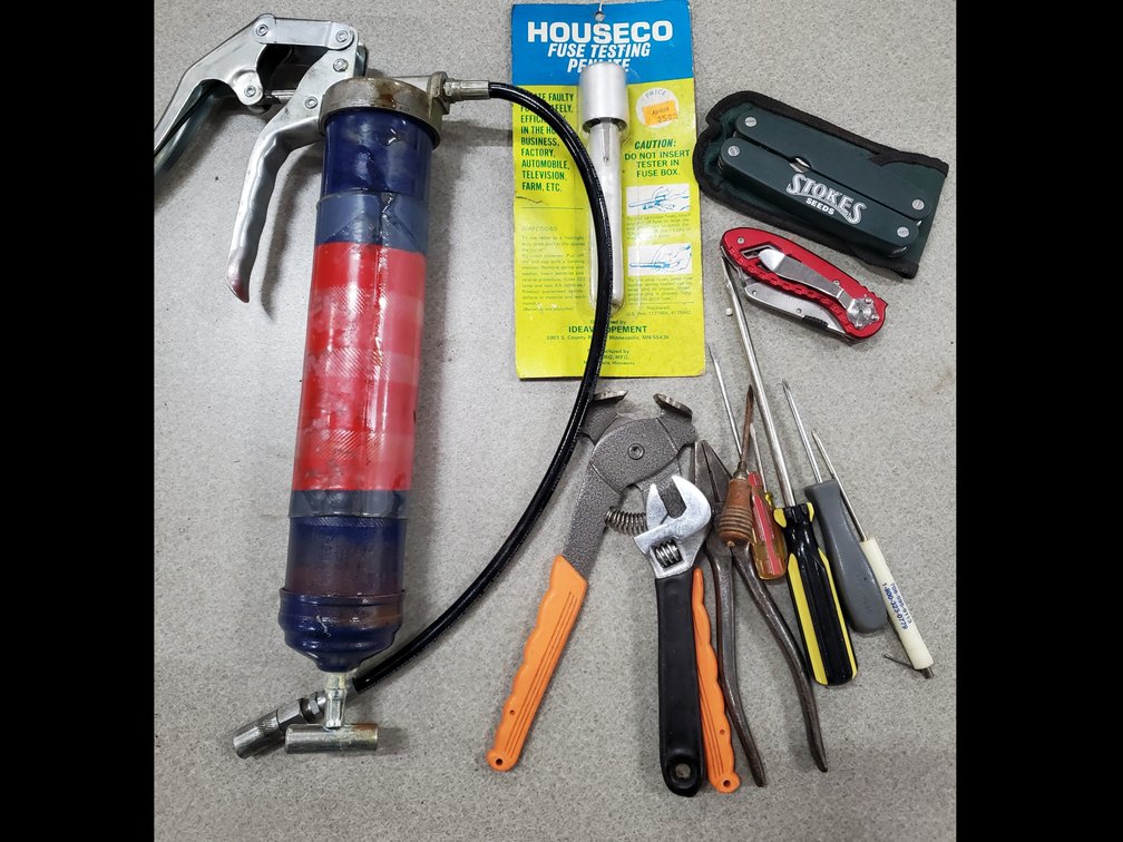 Lot 137: Grease gun and tools
