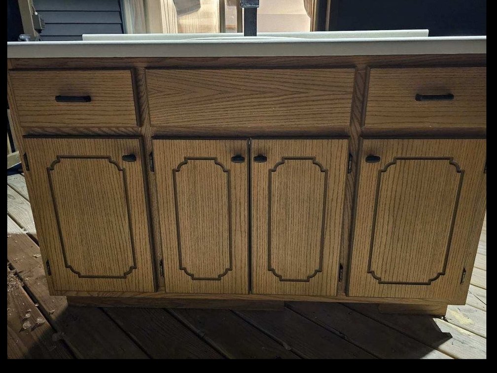 Lot 170: Bathroom vanity/sink