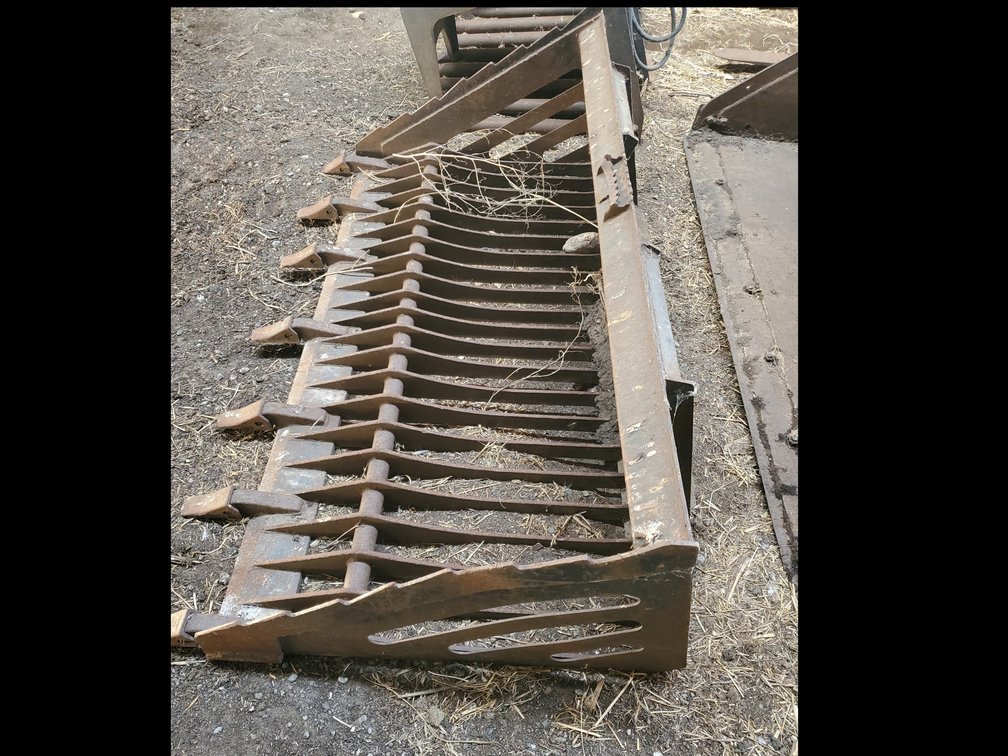 Lot 41: 72 inch rock bucket