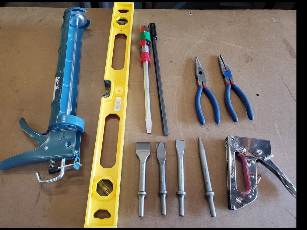 Lot 45: New hand tools and pneumatic chisels