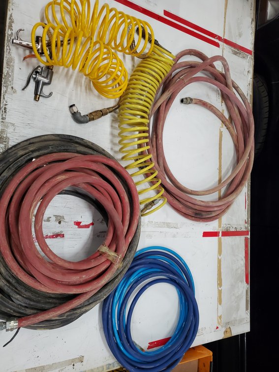 Lot 51: Air hoses and nozzles