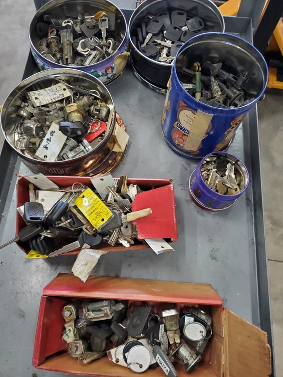 Lot 59: Keys and ignition switch