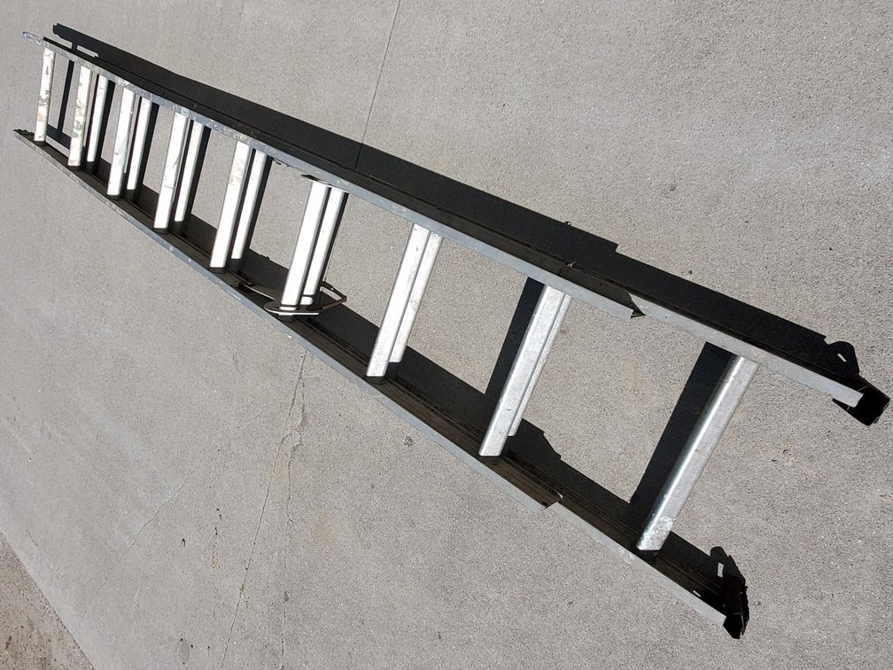 Lot 63: Aluminum extension ladder