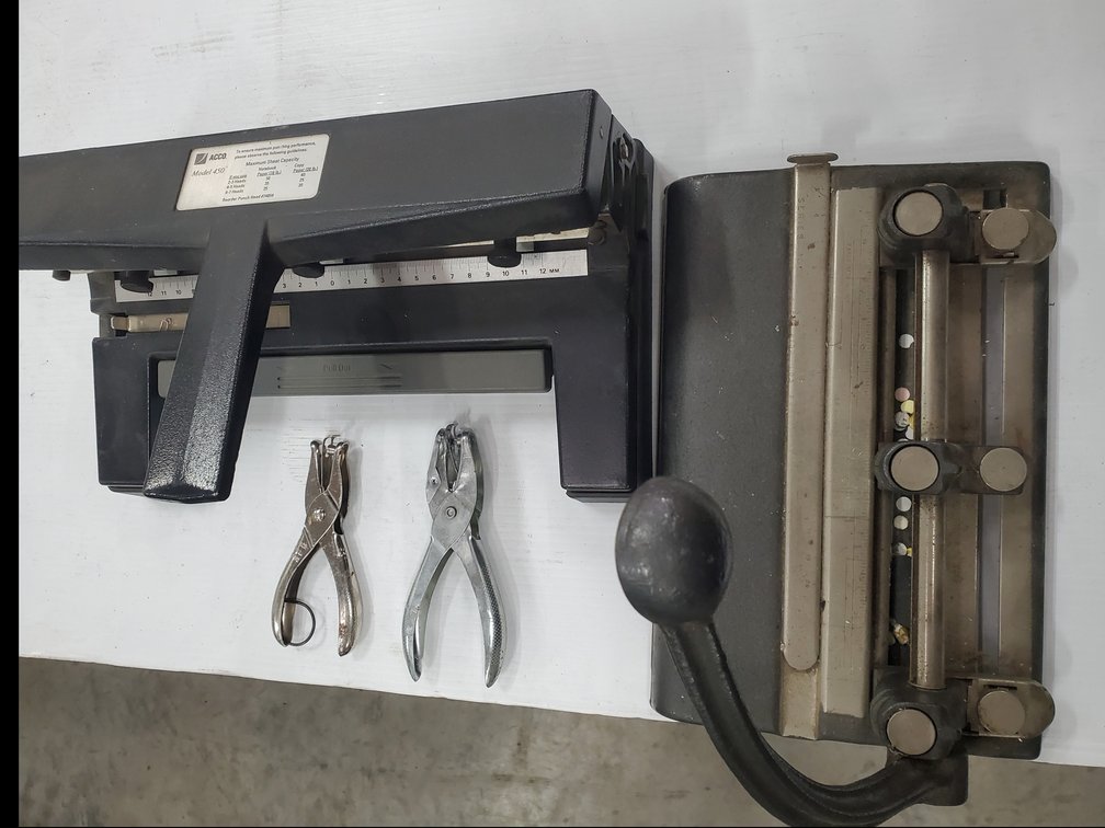 Lot 122: Hole punches and punchers