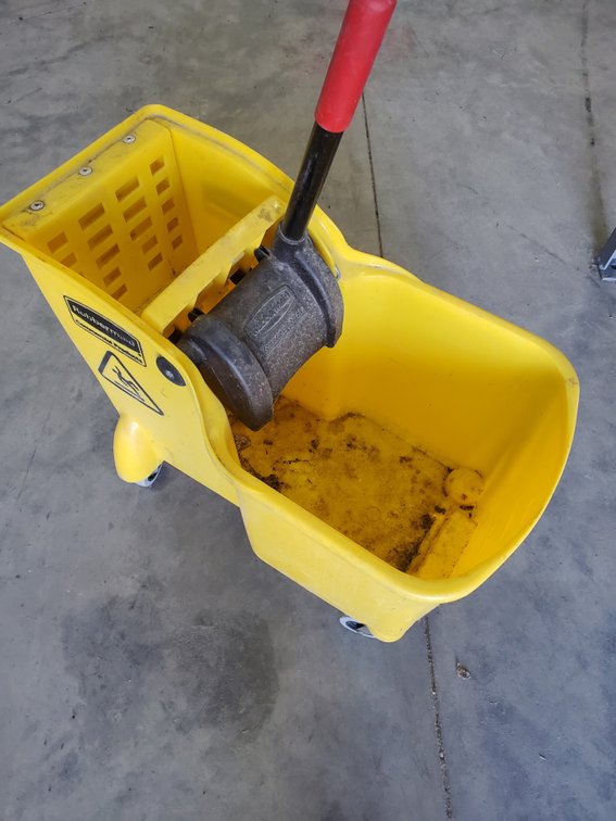 Lot 159: Rubbermaid mop cart