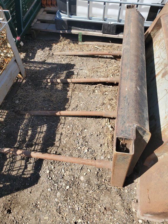Lot 131: 4 tine bale spear