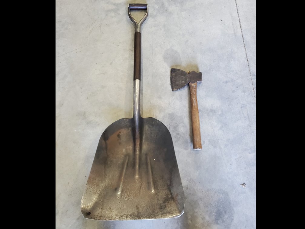 Lot 135: Shovel and hatchet/axe