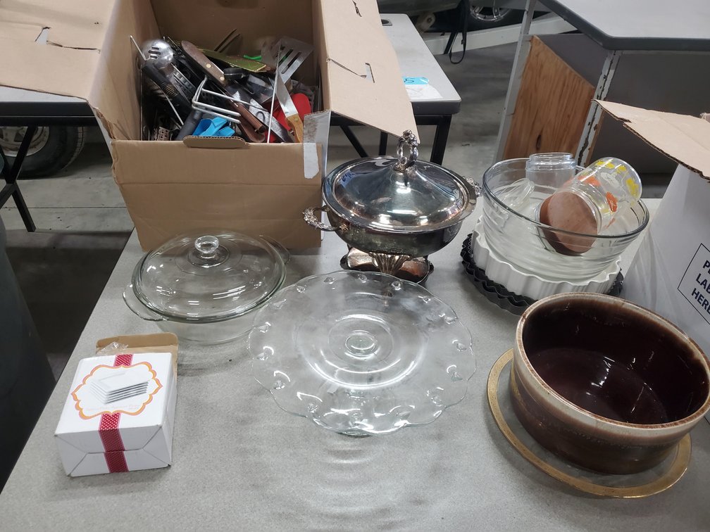 Lot 190: Glassware and kitchen utensils