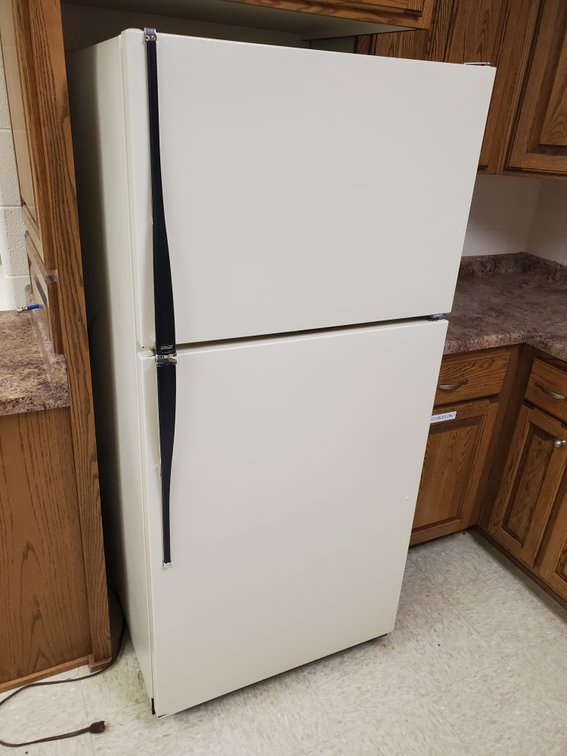 Lot 21: Refrigerator/freezer