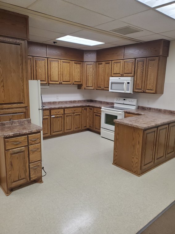 Lot 17: Complete set of kitchen cabinets