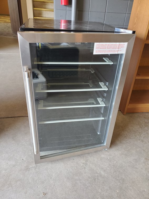 Lot 15: Wine and beverage cooler