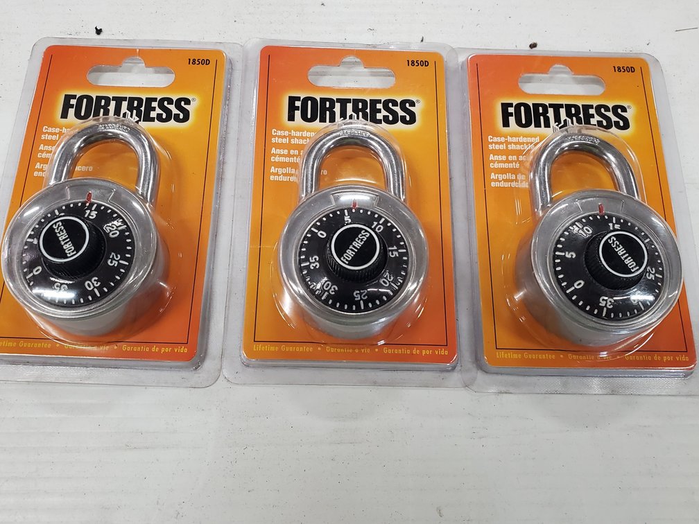 Lot 29: Lot of 3 new padlocks