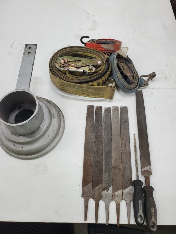 Lot 30: Files and ratchet straps