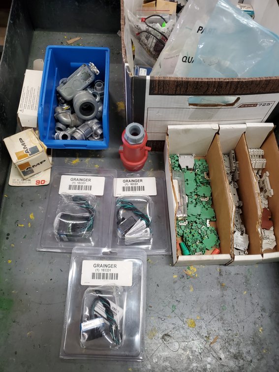 Lot 37: Lot of electrical components