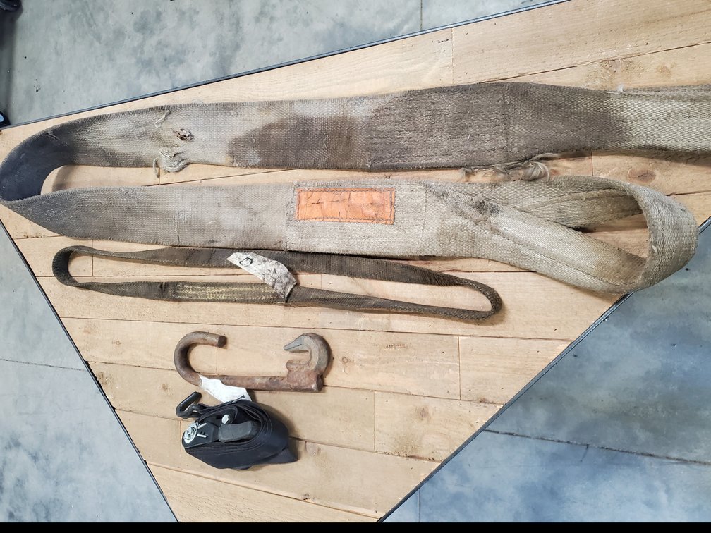 Lot 39: Hook, Lifting and ratchet straps