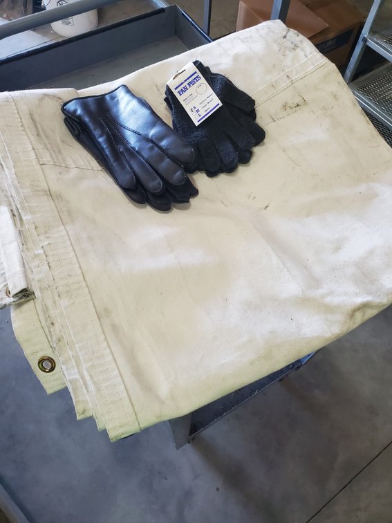 Lot 78: Heavy duty moving blanket and gloves